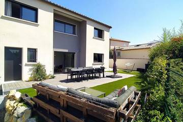 Cottage pour 8 personnes, avec piscine ainsi que jardin et terrasse à Vailhauquès