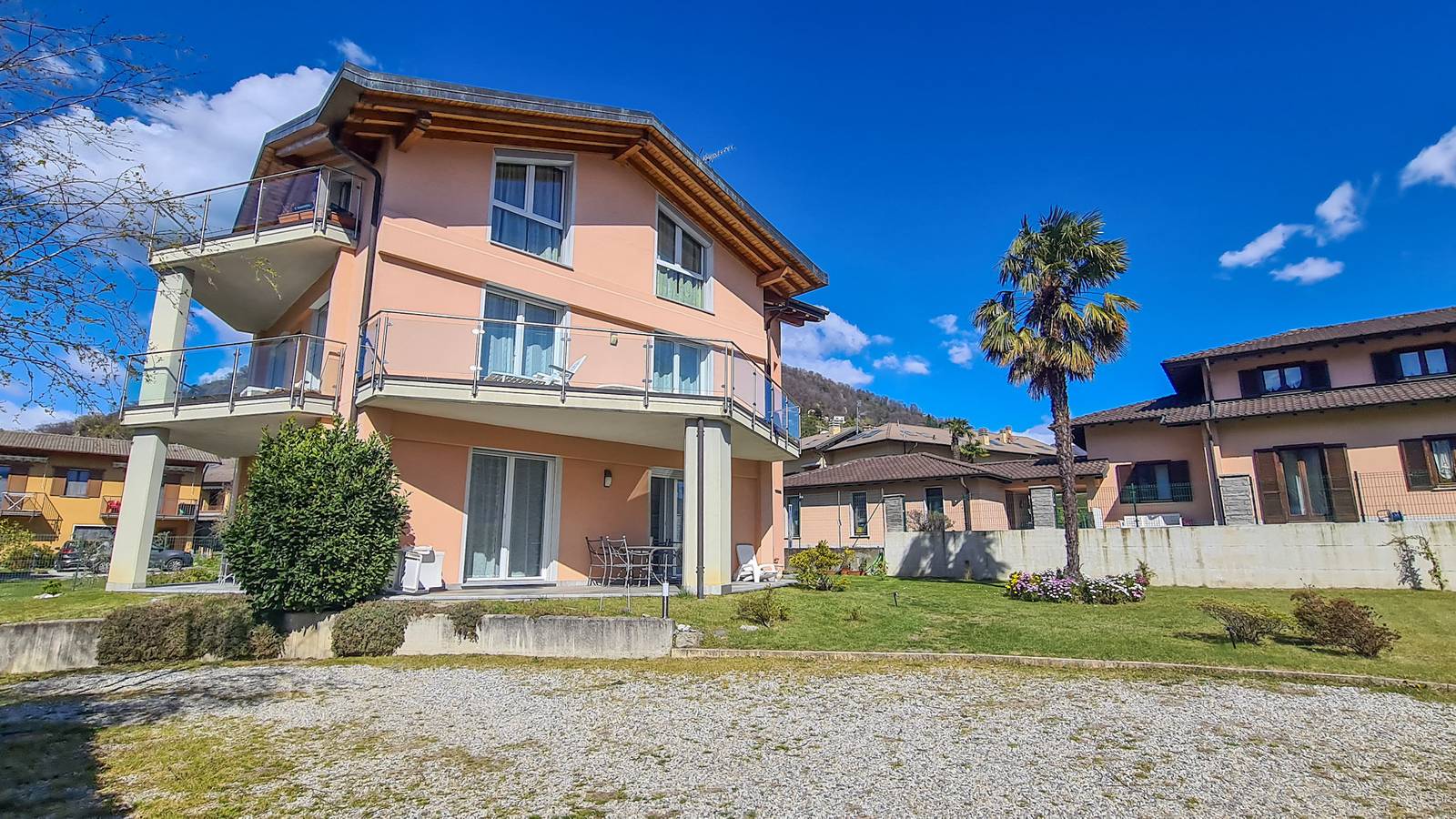 Appartamento intero, Appartamento vacanze per 4 persone con terrazza in Maccagno, Maccagno con Pino e Veddasca
