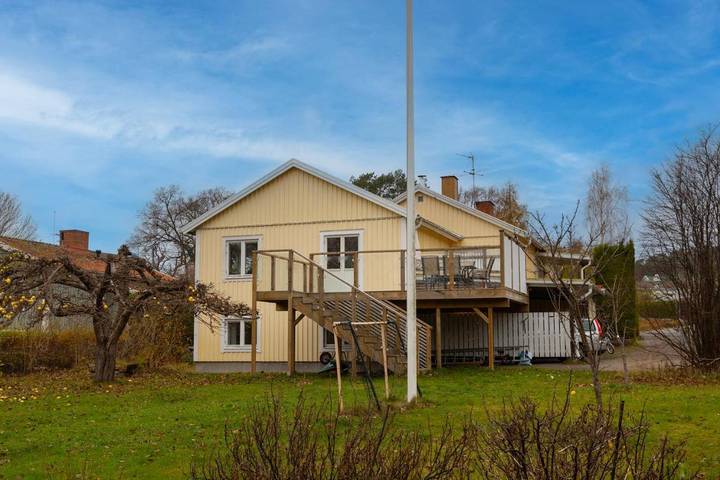 Villa för 8 Personer, med Balkong samt Bubbelpool och Terass och Trädgård i Sigtuna