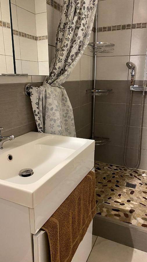 Gîte pour 2 personnes, avec terrasse à Meyzieu - 3