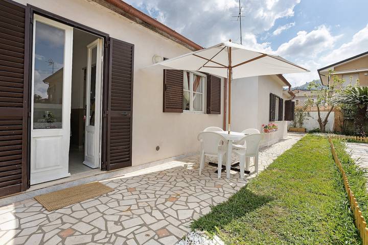 Entire apartment, Apartment 'Le Margotte - Rome' with Private Garden, Wi-Fi and Air Conditioning in Massarosa, Italian Riviera