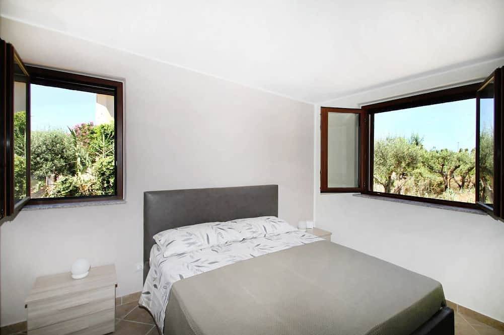 Apartamento inteiro, Il Rifugio sul Mare is a small independent house surrounded by a fragrant lemon garden, just 100 meters from the beach.The house includes a fully equipped kitchen, a bathroom, and a cozy double bedroom. Outside, you’ll find a private relaxation area wi in Marina di Caronia, Caronia