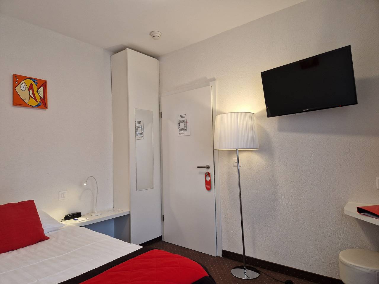 Hôtel Touring au Lac - Simple économique, côté ville in Neuchâtel, Pays des Trois-Lacs