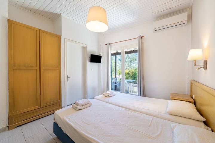 Hel studio-lejlighed, Apartment 'Alykes Family Resort Double Room 1' with Balcony, Wi-Fi and Air Conditioning in Korfu