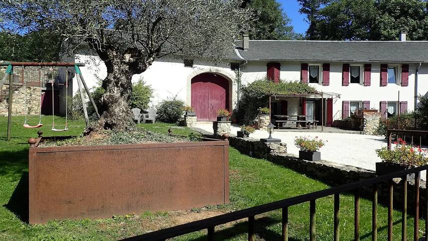 Location de vacances pour 15 personnes, avec jacuzzi ainsi que jardin et piscine à Fontiers-Cabardès