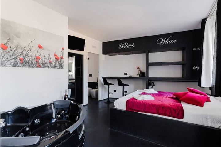 Holiday Home 'Suite Black and White' with Balcony, Wi-Fi & Air Conditioning in Otranto, Otranto region