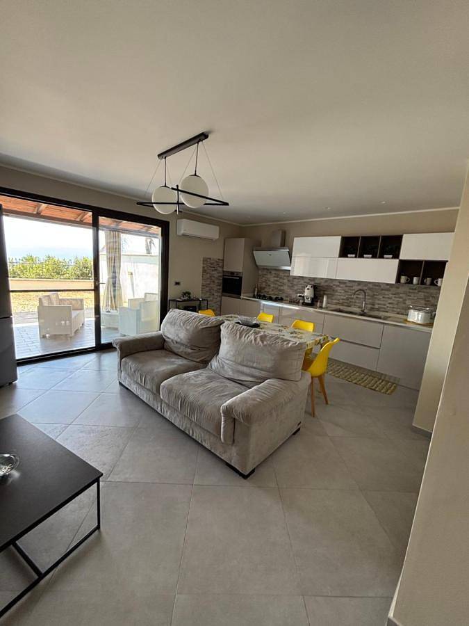 Villa per 4 persone, con Balcone e Terrazza nonché Giardino e Piscina a Reggio di Calabria