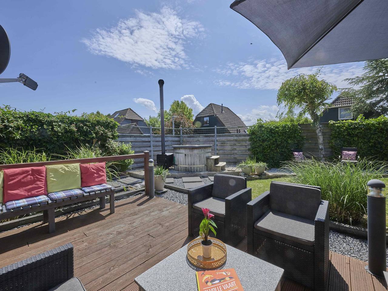 Modern home with hot tub at Lake Grevelingen in Herkingen, Goeree-Overflakkee