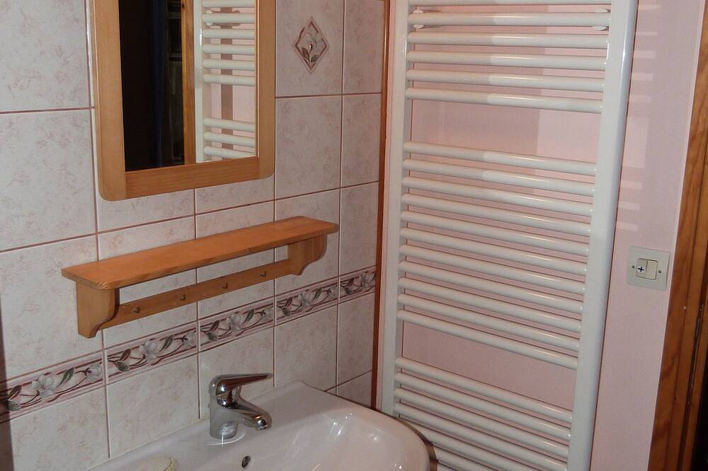 Appartement entier, Studio dans maison individuelle à proximité de Briançon Serre Chevalier in Puy-Saint-André, Parc national des Écrins