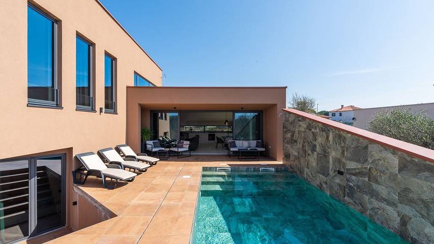 Villa per 6 persone, con piscina e terrazza nonché giardino, con animali domestici a Novigrad