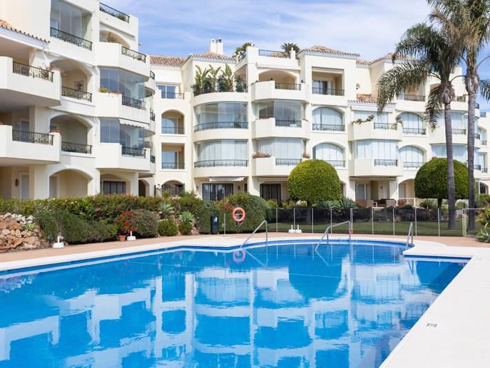 Apartamento de vacaciones para 6 personas, con terraza además de vistas al mar y piscina en Marbella