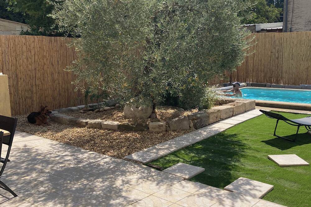 Farmhouse with an outdoor pool in Barbentane, Region de Arles