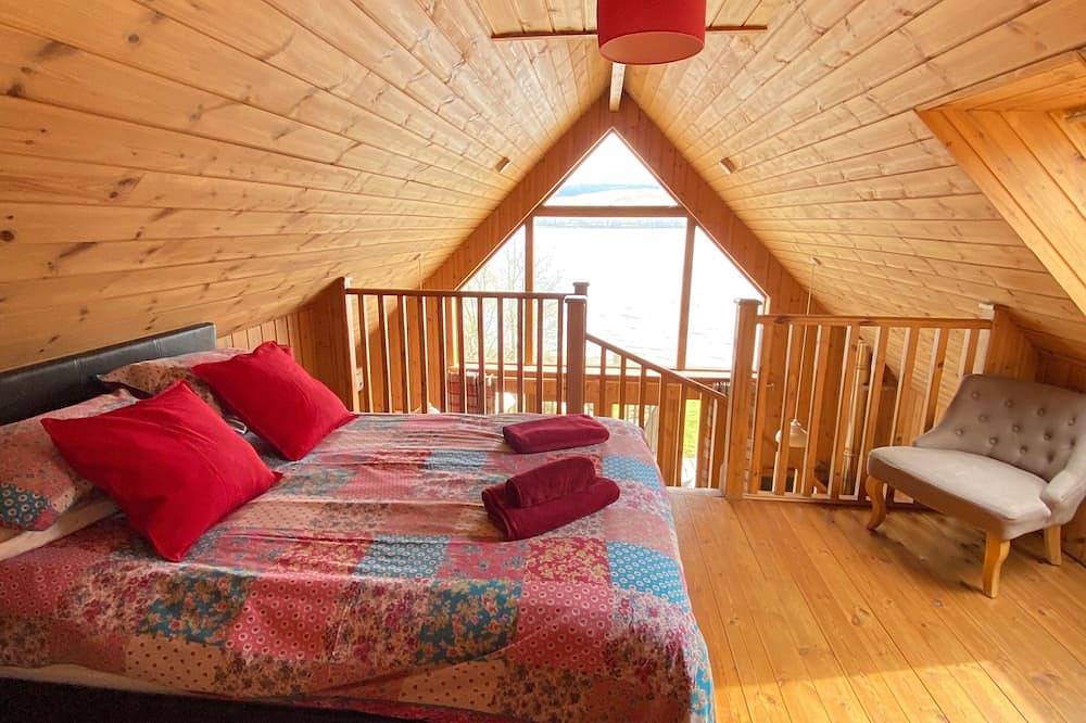 Lochside Lodge with Hot Tub on the shore of Loch Awe in Argyll & Bute