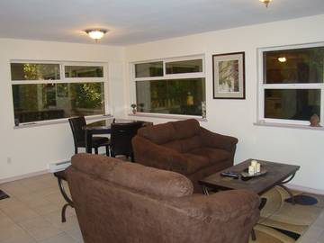 Log Cabin for 4 Guests in Tofino, Alberni Clayoquot, Picture 1