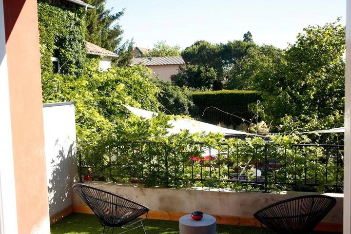Hôtel pour 2 personnes, avec Terrasse et Jardin ainsi que Piscine et Vue à Saint-Amour-Bellevue - 2