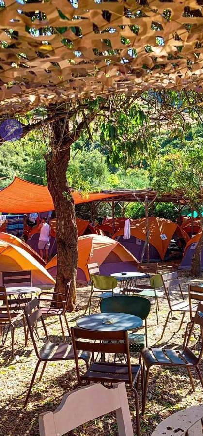 Camping para 5 personas, con jardín y terraza en Albania