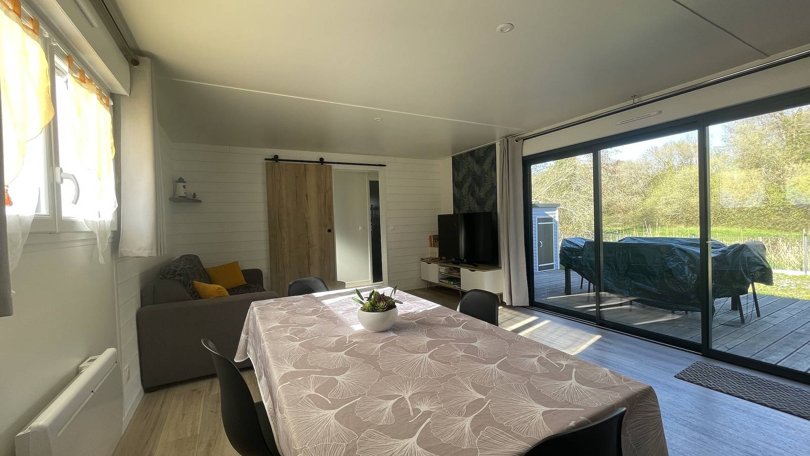 Geräumiger Bungalow mit beheiztem Pool und Jacuzzi in Les Mathes, Côte de Beauté