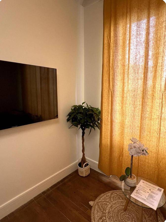 Appartement entier, Paris-Montrouge Magnifique Studio Appartement de 35m2 - très cosy pour 1 à 6 personnes refait à neuf - Entire Apartment Luxurious And Warm - Montrouge Paris 14ème - Proche Aéroport Orly & Parc Expositions Porte de Versailles Free Wifi Gratuit in Montrouge, Hauts-de-Seine