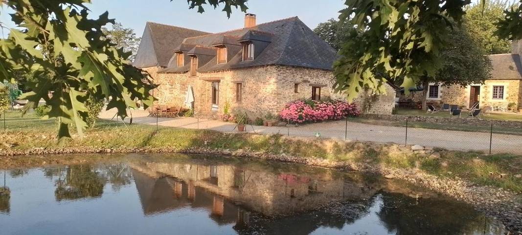 Location de vacances pour 10 personnes, avec Terrasse et Jardin ainsi que Piscine et Vue à Gennes-sur-Glaize