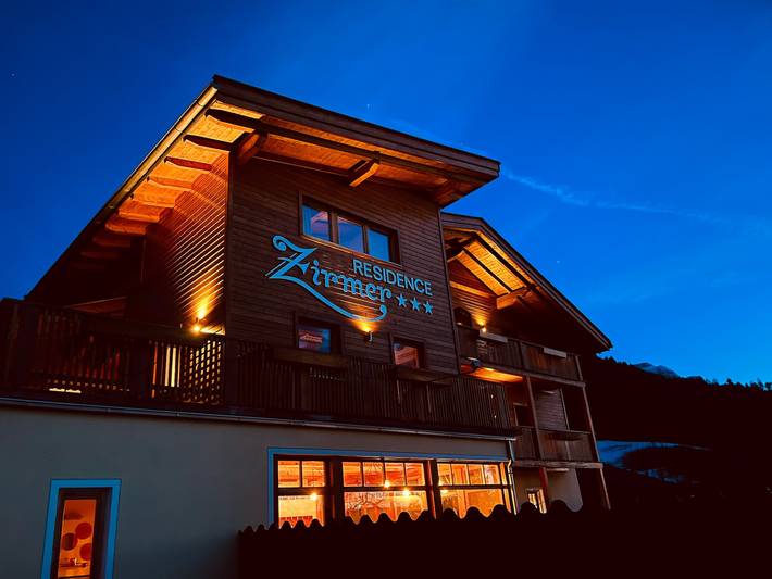 Geheel appartement, Vakantiewoning 'Residenz Zirmer Wohnung Wasser' met bergzicht, gedeelde tuin en wifi in Tiosels, Kastelruth