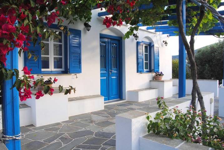 Location de vacances pour 2 personnes, avec Terrasse ainsi que Jardin et Vue dans Platis Gialos Sifnos