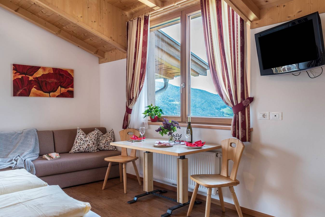Ganze Wohnung, Ferienwohnung "Huberhof Zimmer" mit Bergblick, Garten & Wlan in Pedraz, Dolomiti Superski