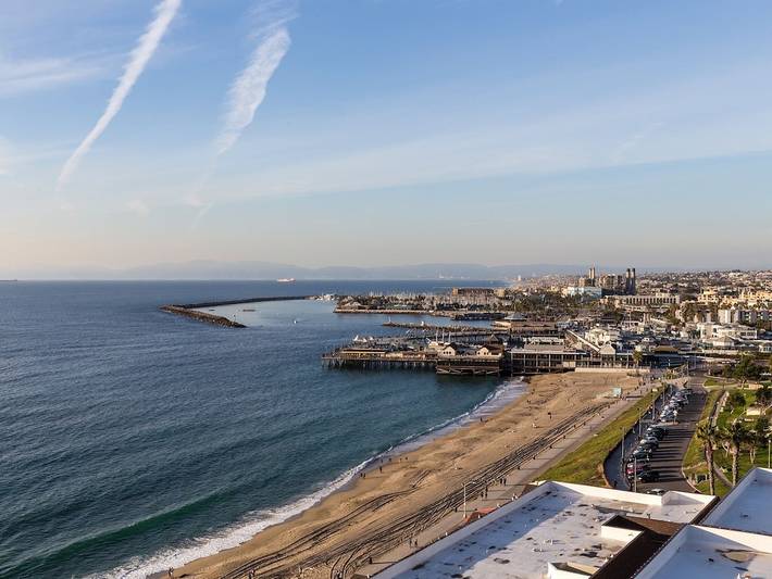 Vacation rental for 2 people, with pool and sauna as well as hot tub and balcony in Redondo Beach