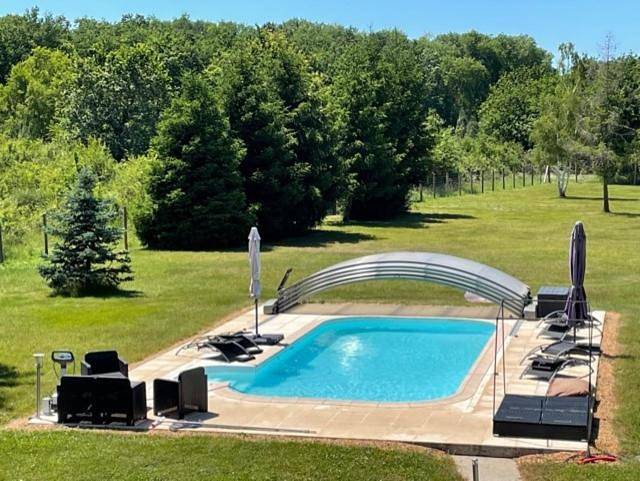 Location de vacances pour 2 personnes, avec jacuzzi et piscine ainsi que jardin et sauna dans Cléré-les-Pins - 2
