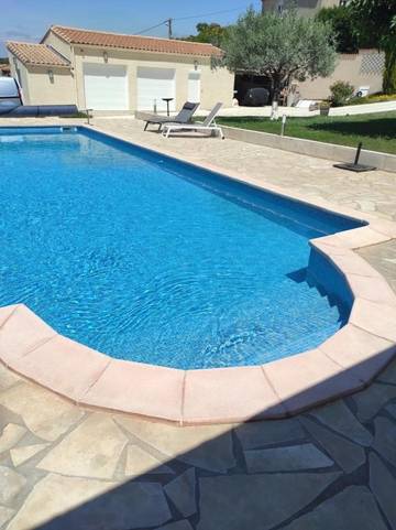 Gîte pour 2 personnes, avec vue ainsi que piscine et jardin à Marcorignan