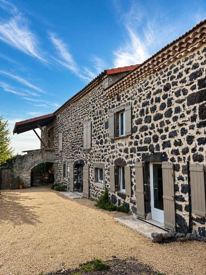 Location de vacances pour 8 personnes, avec Terrasse ainsi que Jardin et Vue à Saint-Jean-Lachalm
