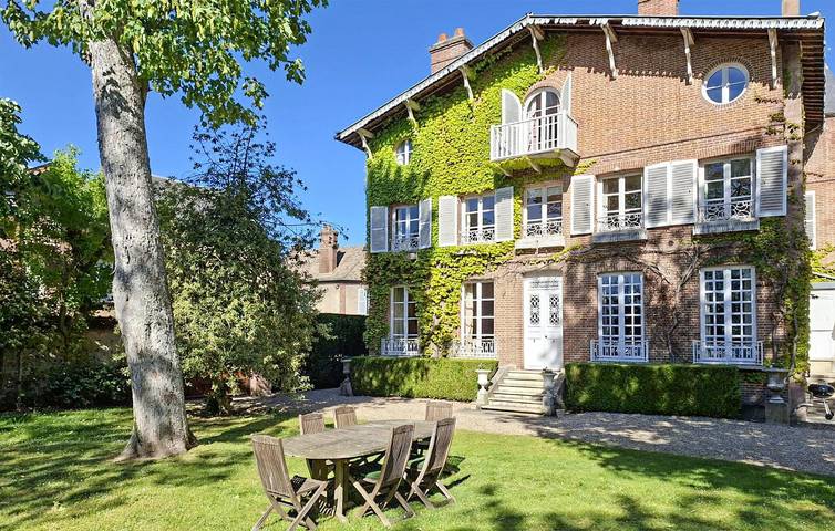 Charming 2BR Apartment with Pool & Garden near Écardenville-sur-Eure in La Croix-Saint-Leufroy, Les Andelys region