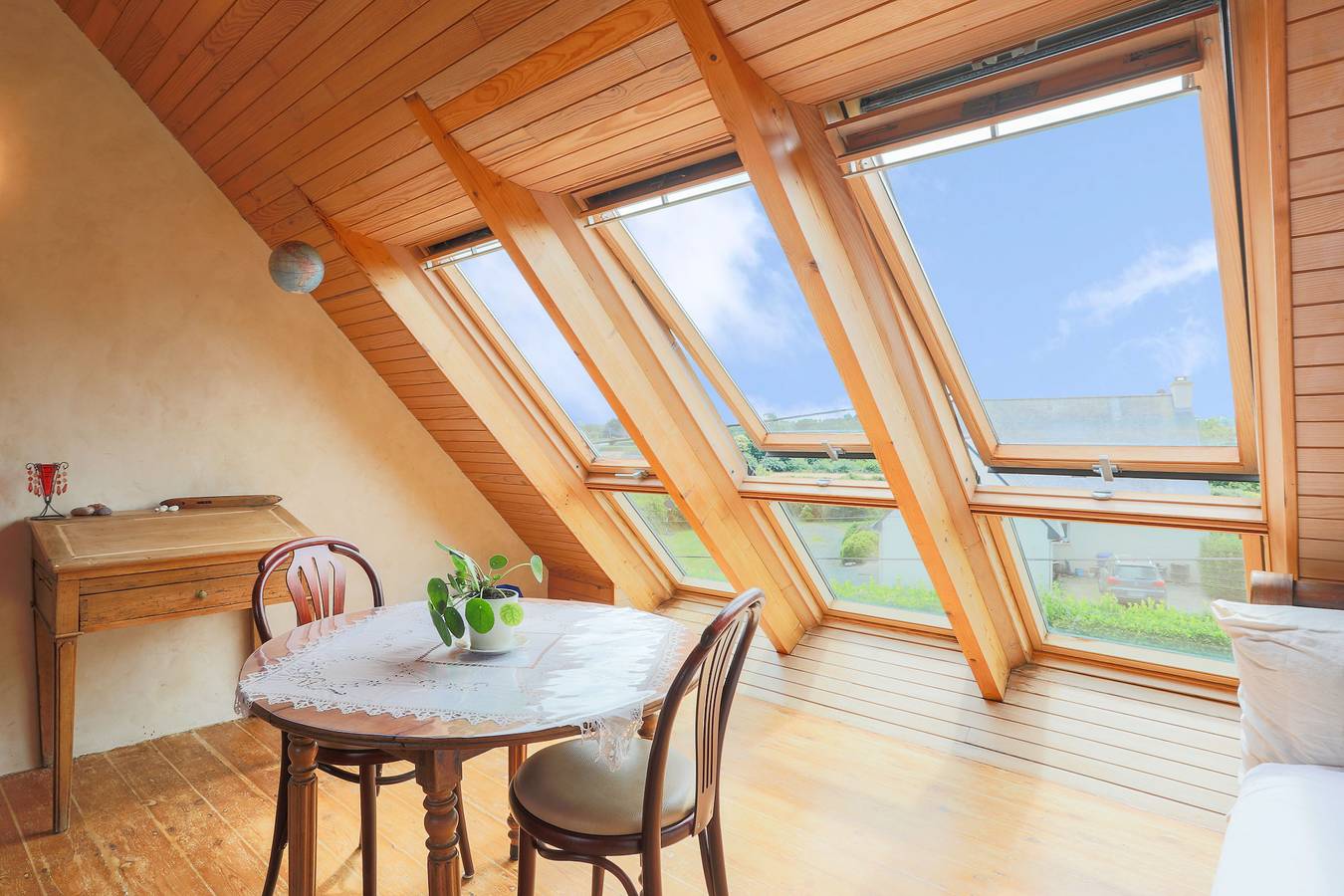 Appartement entier, Appartement 'Gîte Des Oiseaux 3kms Plage' avec terrasse privée et jardin partagé in Kerbors, Côte de Granit Rose