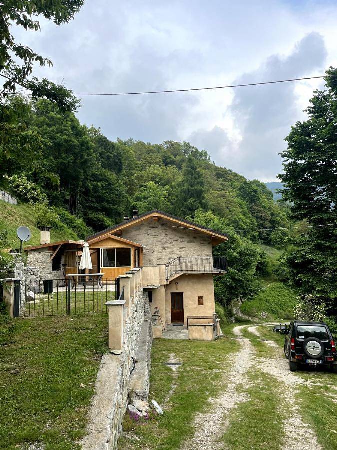Location de vacances pour 14 personnes, avec Balcon et Terrasse ainsi que Jardin et Vue à San Damiano Macra