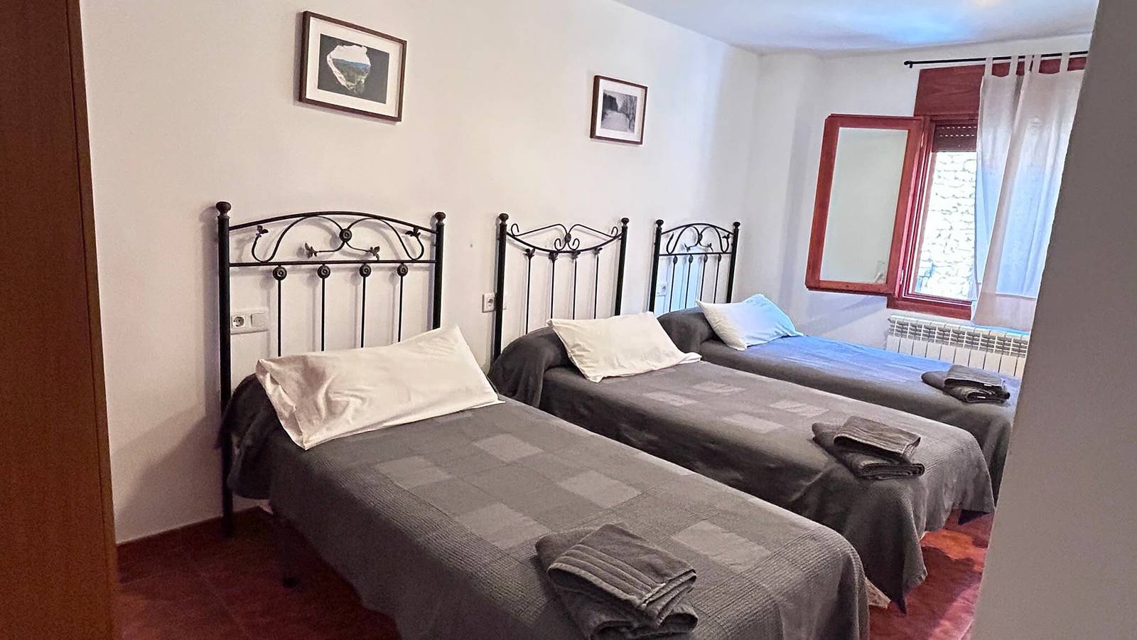 Apartamento entero, Apartamento 'Dos' con vistas a la montaña, terraza compartida y Wi-Fi in Guadalaviar, Muela de San Juan
