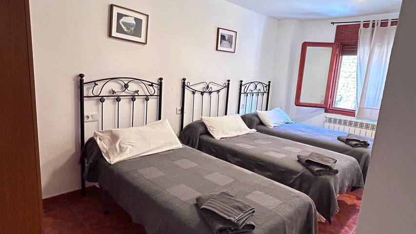 Ganze Wohnung, Apartment 'Dos' mit Bergblick, Gemeinschaftsterrasse und Wlan in Guadalaviar, Muela de San Juan
