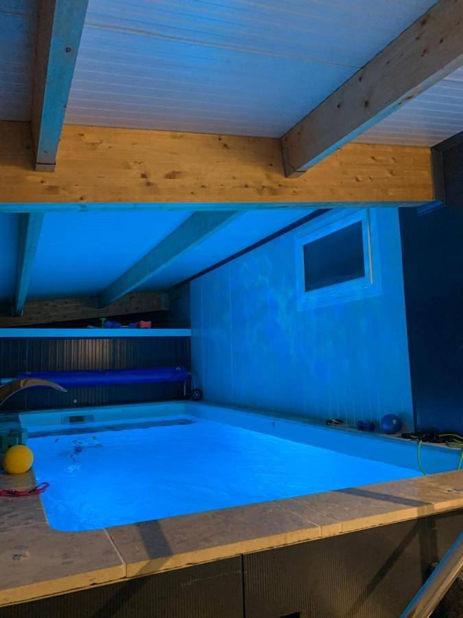 Gîte pour 5 personnes, avec sauna et piscine ainsi que jardin et jacuzzi à Équilly