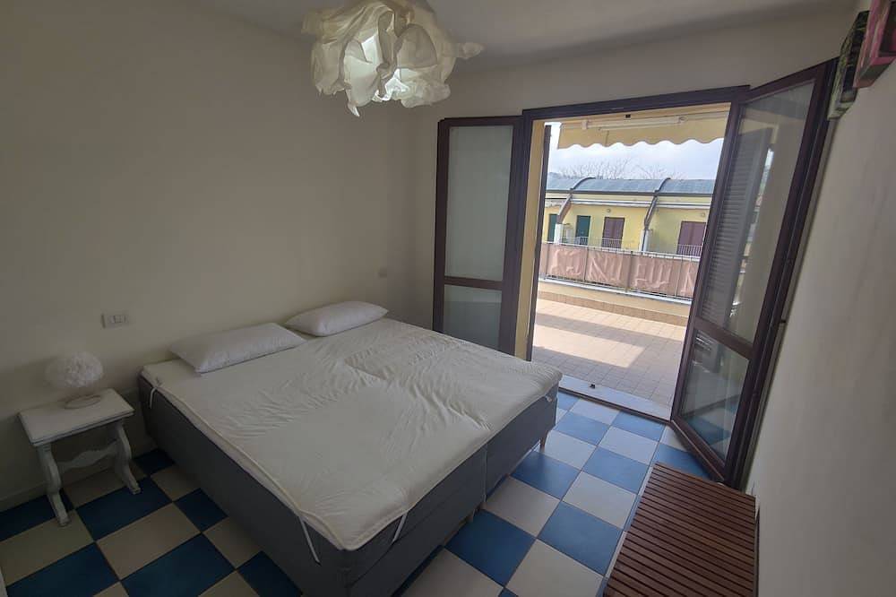 Ganze Wohnung, The Azalea: near Numana with large terrace and seasonal condominium pool in Numana, Riviera del Conero