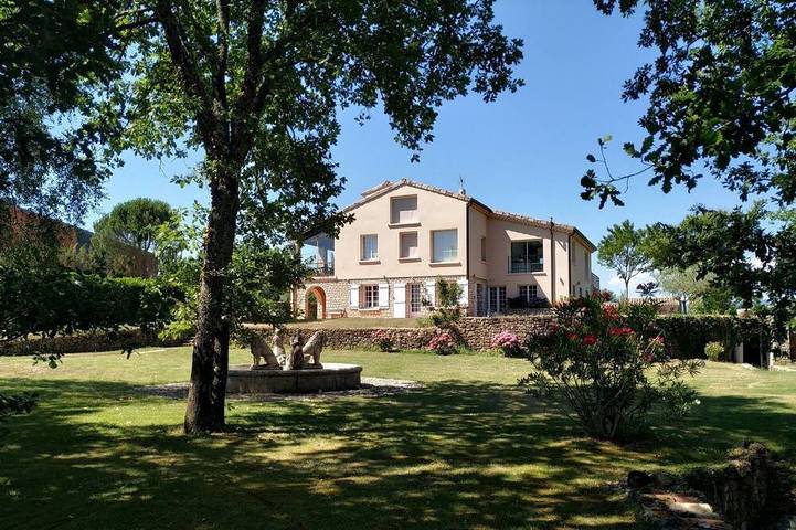 Location de vacances pour 22 personnes, avec jardin ainsi que terrasse et jacuzzi à Lablachère