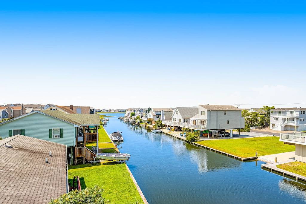 Town of Fenwick island home on the water with dock & central A/C - dogs Ok in Fenwick Island, Sussex County (Delaware)