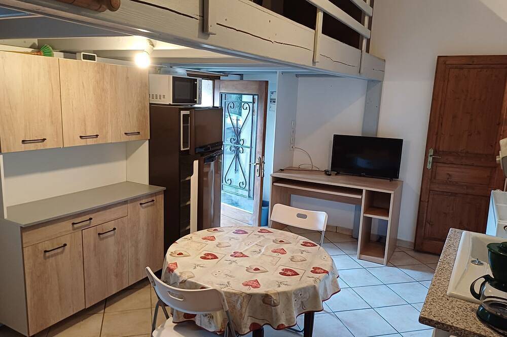 Appartement entier, Gîte  type studio avec pièce de vie et mini  cuisine ,salle d'eau avec Wc. in Pionsat, Puy-de-Dôme