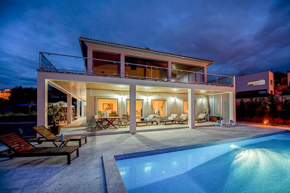 Luxury modern family villa with lagoon views, private heated pool, free wifi in Foz do Arelho, Leiria District