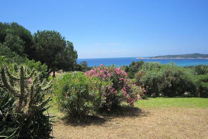 Superbe Appartement Traversant de Type F3 Avec Jardin Fleuri à 5 min de la Plage in Cargèse, Regionaler Naturpark Korsika