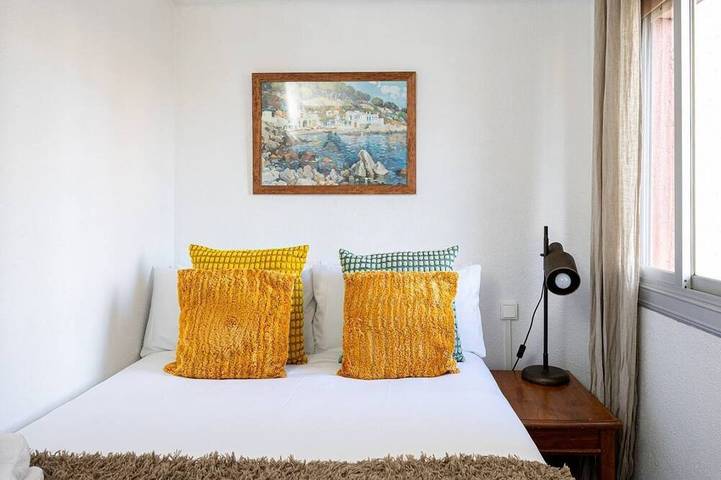 Appartement entier, Step into this delightful and snug 2-bedroom retreat, meticulously renovated and thoughtfully designed to offer a pleasant and cozy stay in Barcelona. in Cornellà de Llobregat, Baix Llobregat