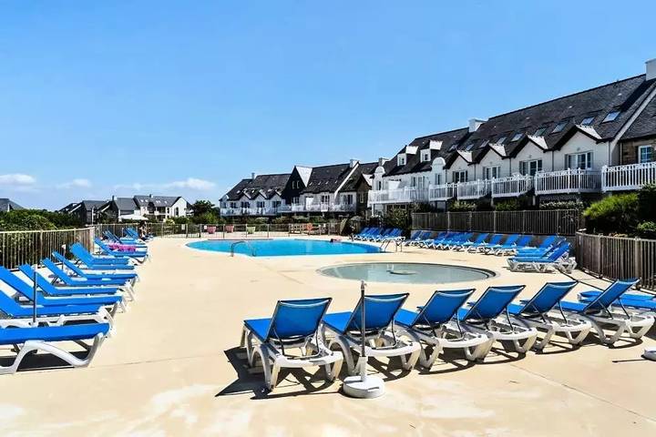 Ferienwohnung für 4 Personen, mit Terrasse und Pool sowie Ausblick in Arzon
