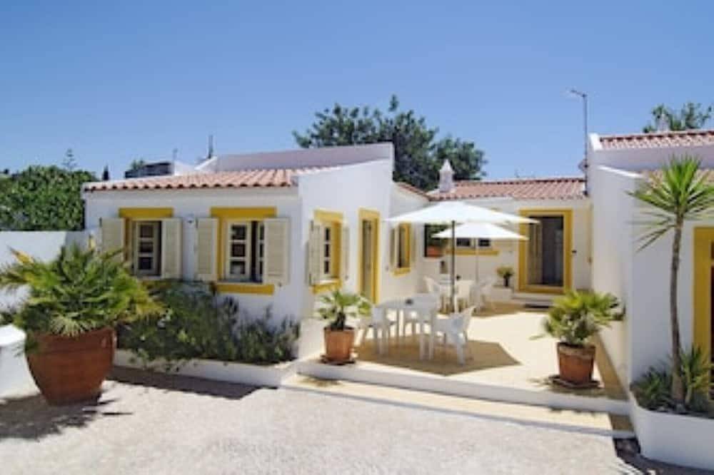 Hel leilighet, Vila Monte Luz - 1, Great apartment for 2 persons, pool, directly by the sea in prime location in Ferragudo, Faro-distriktet