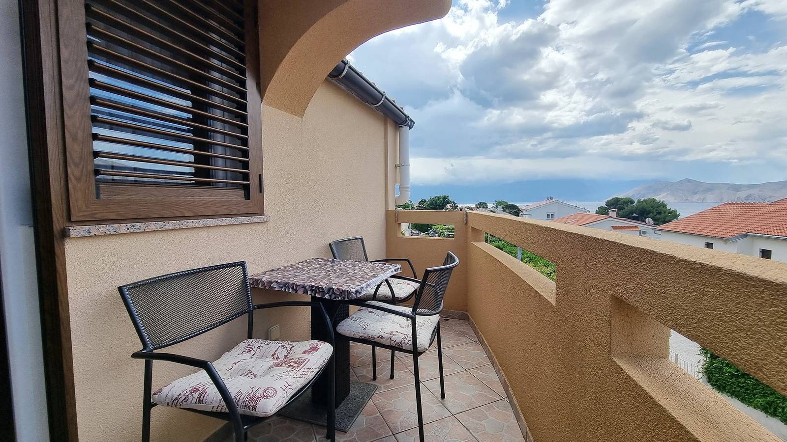 Ganze Wohnung, Apartment Dean mit Balkon und Meerblick für 4-5 Personen in Baska, Krk
