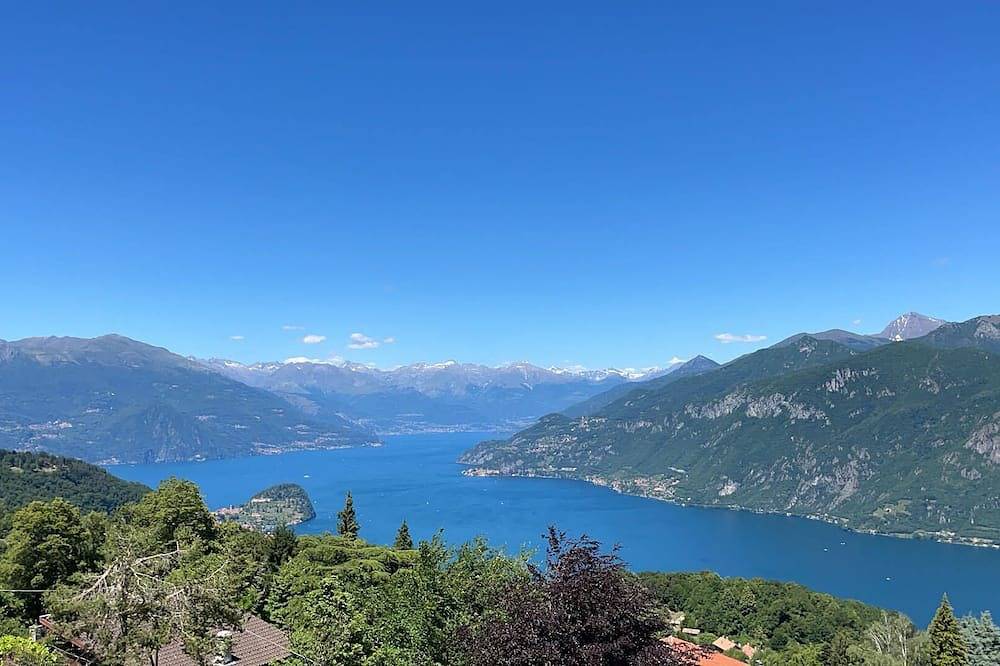 Villa D'Alba with spectacular views of the mountains and Lake Room with balcony in Civenna, Comune di Bellagio