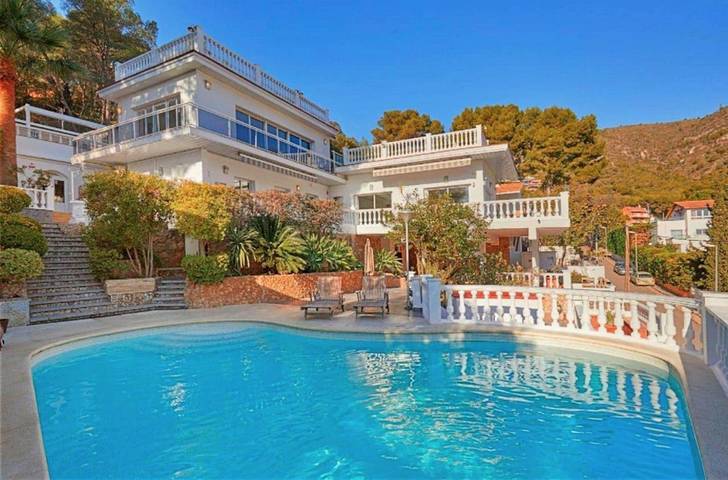 Location de vacances pour 9 personnes, avec Terrasse et Jardin ainsi que Piscine et Sauna à Castelldefels
