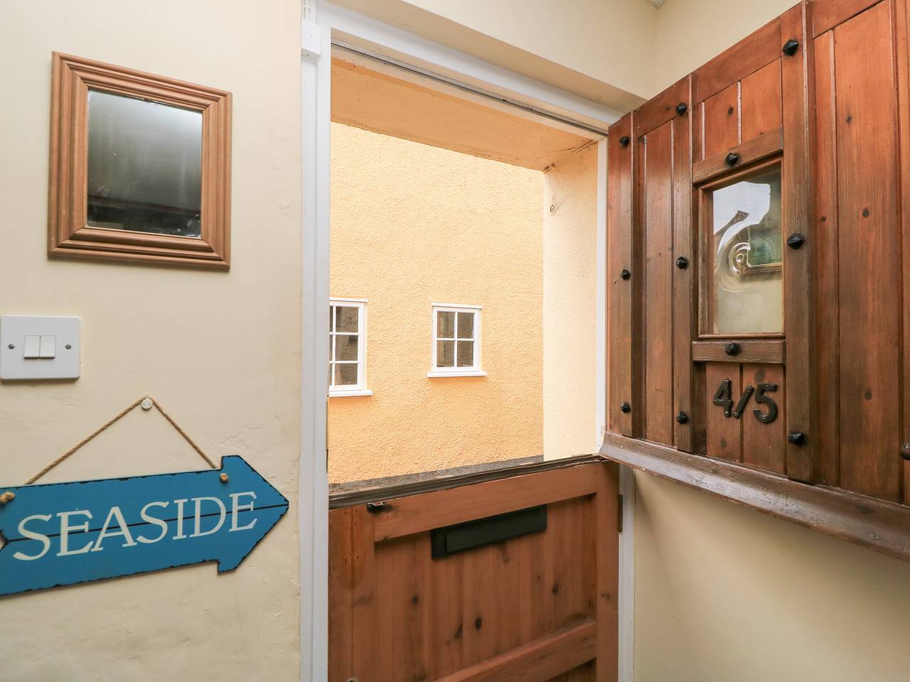 4/5 Georges Square in Lyme Regis, Dorset