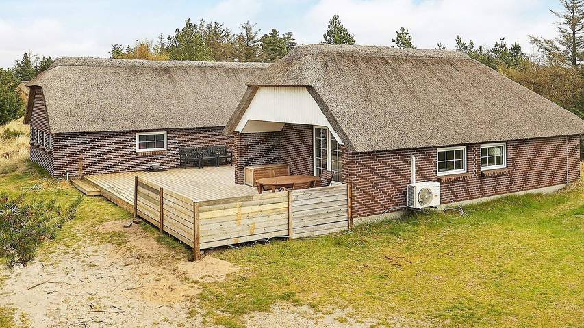 Ferienhaus für 9 Personen, mit Pool und Sauna sowie Terrasse und Whirlpool in Tirpitz Museum (Oksby)